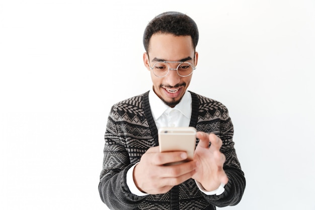 Feliz joven africano chateando por teléfono.