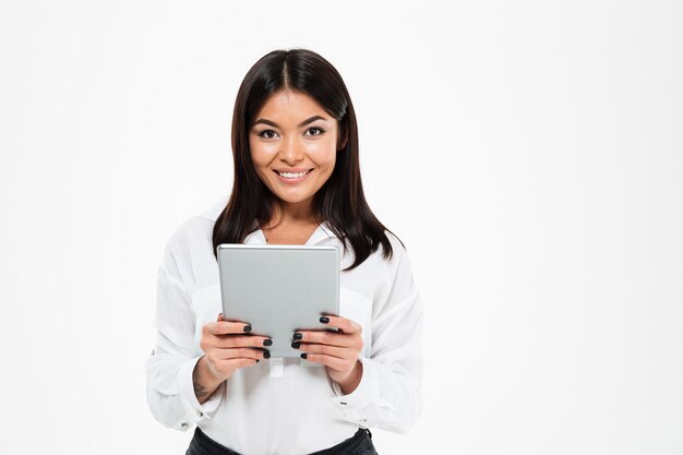 Feliz joven asiática chateando por tablet PC