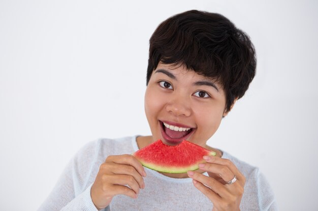 Feliz, joven, asiático, mujer, comida, sandía