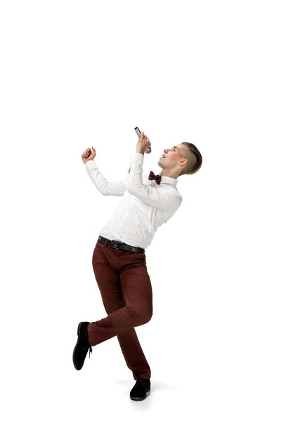 Feliz joven bailando con ropa casual o traje, rehaciendo movimientos legendarios de celebridades de la historia de la cultura