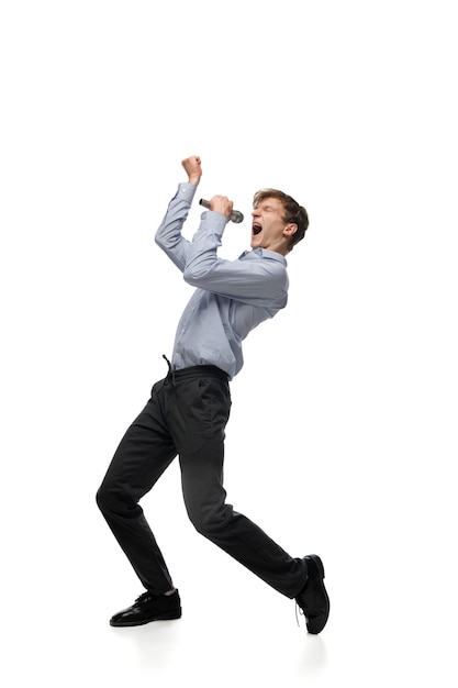 Foto gratuita feliz joven bailando con ropa casual o traje, rehaciendo movimientos legendarios de celebridades de la historia de la cultura