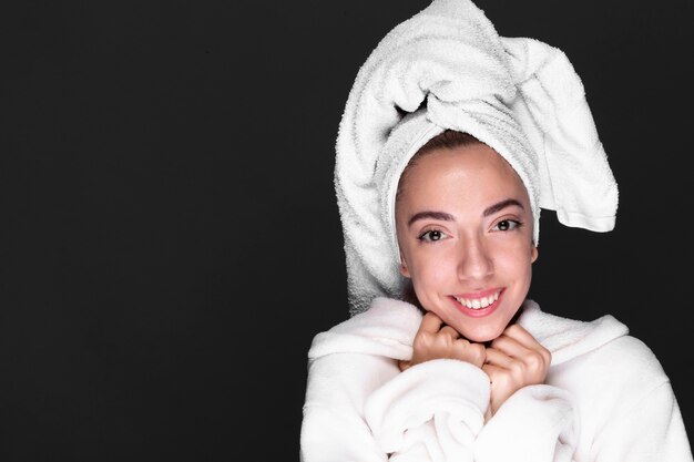 Feliz joven en bata de baño