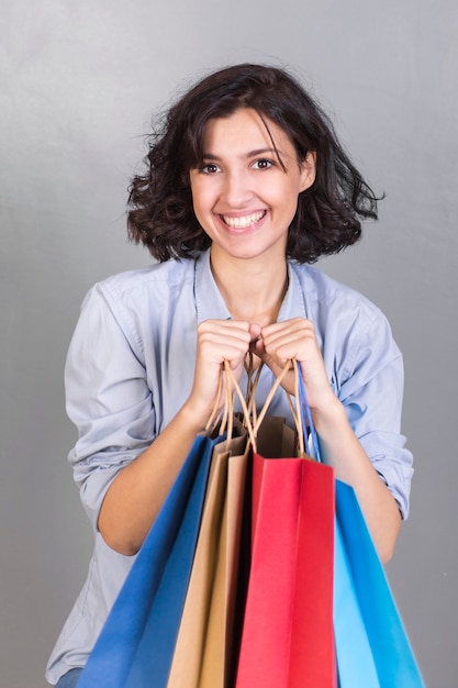 Feliz joven con bolsas de la compra