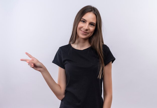 Feliz joven caucásica vistiendo camiseta negra mostrando gesto de paz sobre fondo blanco aislado