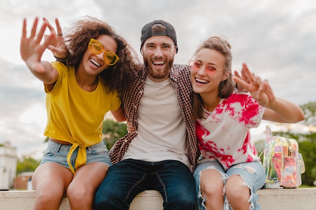 Foto gratuita feliz joven compañía de amigos sonrientes emocionados en el parque