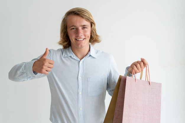 Foto gratuita feliz joven comprador satisfecho con descuento