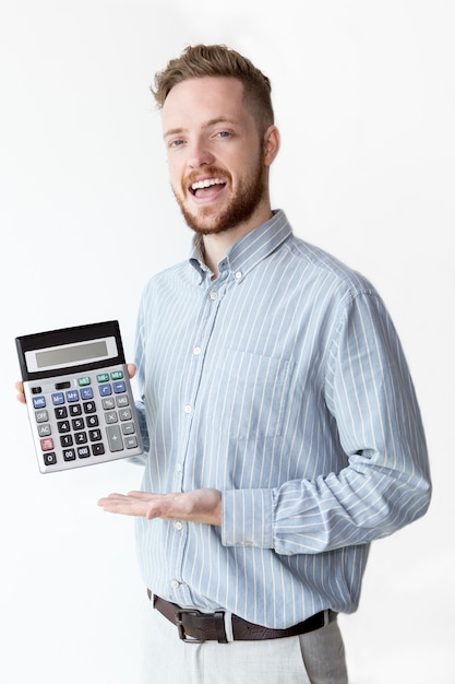 Foto gratuita feliz joven corredor mostrando ganancias en la calculadora