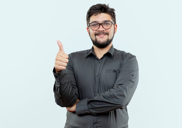 Feliz joven empresario con gafas su pulgar hacia arriba aislado sobre fondo blanco.