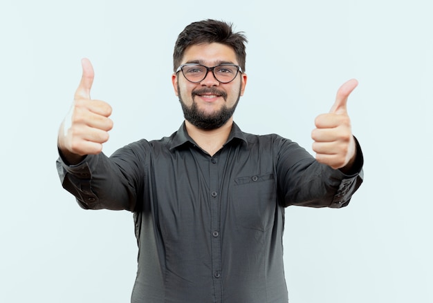 Feliz joven empresario con gafas sus pulgares hacia arriba aislado sobre fondo blanco.