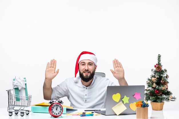 Feliz joven empresario positivo con sombrero de santa claus trabajando