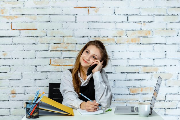 Feliz joven estudiante hablando por teléfono Foto de alta calidad