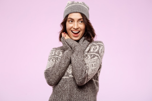 Feliz joven hermosa mujer morena sonriendo sobre pared de luz