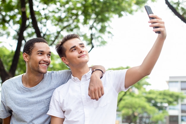 Feliz, joven, macho, estudiante, amigos, toma, selfie