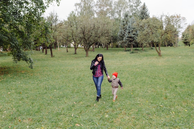 Feliz joven madre y su hija en el parque