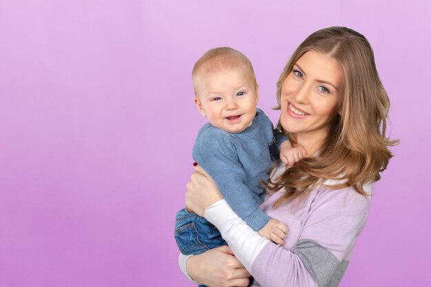 Feliz joven madre y su hijo