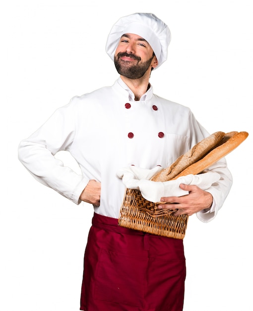 Feliz joven panadero sosteniendo un poco de pan