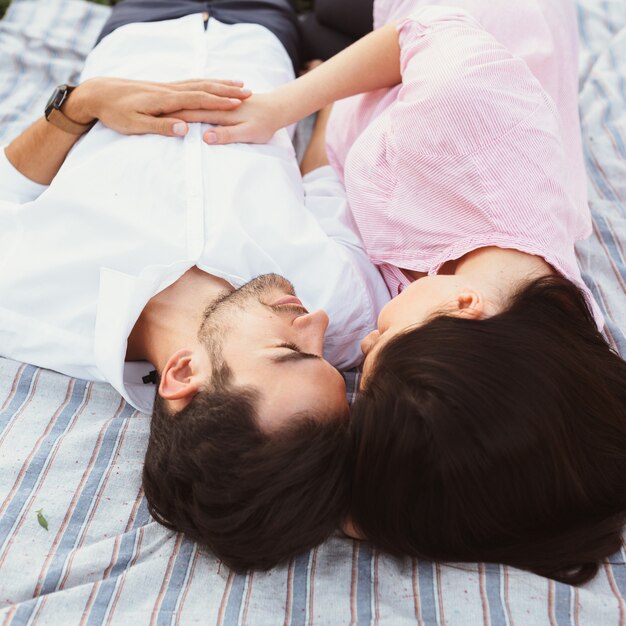 Feliz y joven pareja embarazada