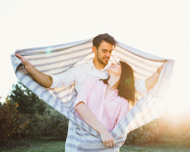 Feliz y joven pareja embarazada