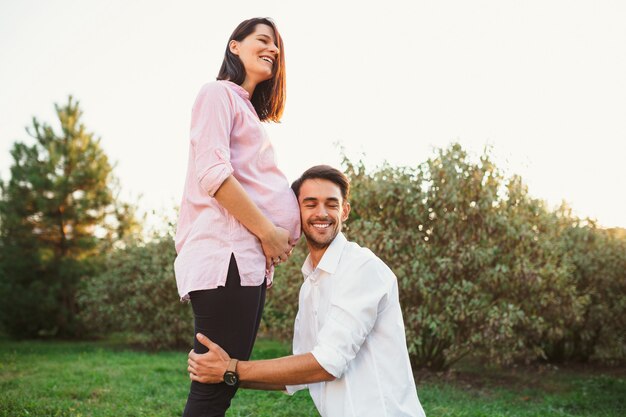 Feliz y joven pareja embarazada