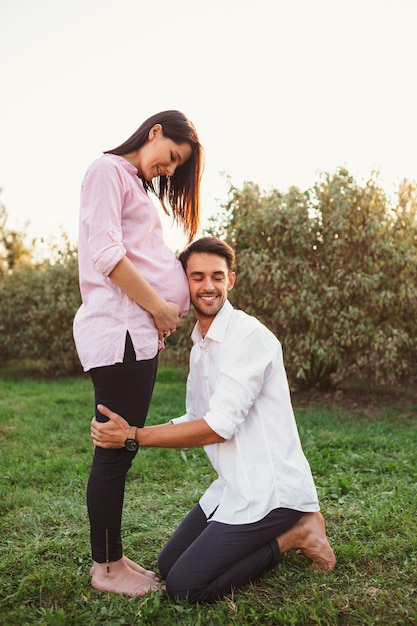 Feliz y joven pareja embarazada