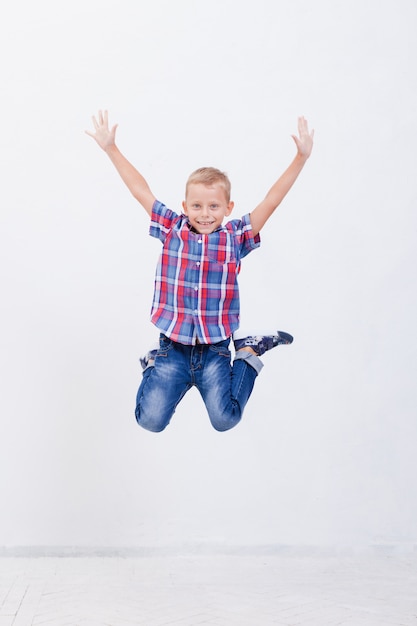 Foto gratuita feliz joven saltando sobre blanco