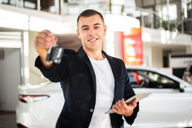 Feliz joven sosteniendo las llaves del auto