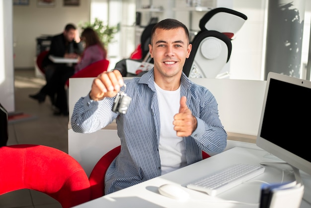 Feliz joven sosteniendo las llaves del auto