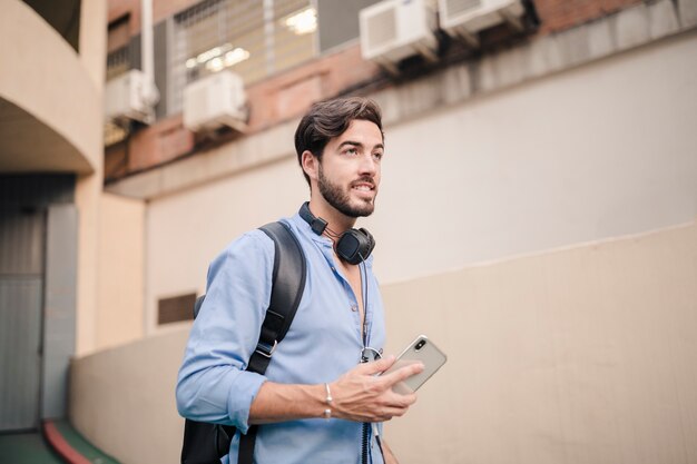 Feliz joven con teléfono inteligente