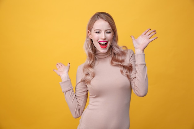 Feliz jovencita rubia con labios de maquillaje brillante