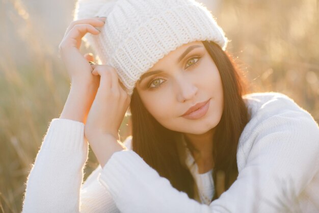 feliz lindo retrato de mujer al aire libre