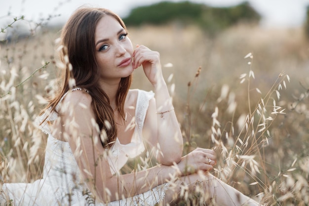 feliz lindo retrato de mujer al aire libre