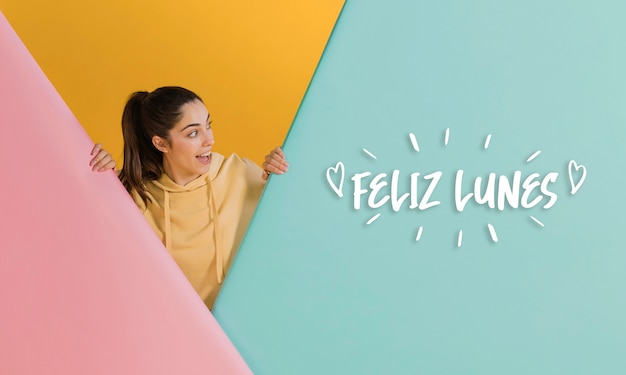 Feliz lunes con la mujer sonriente