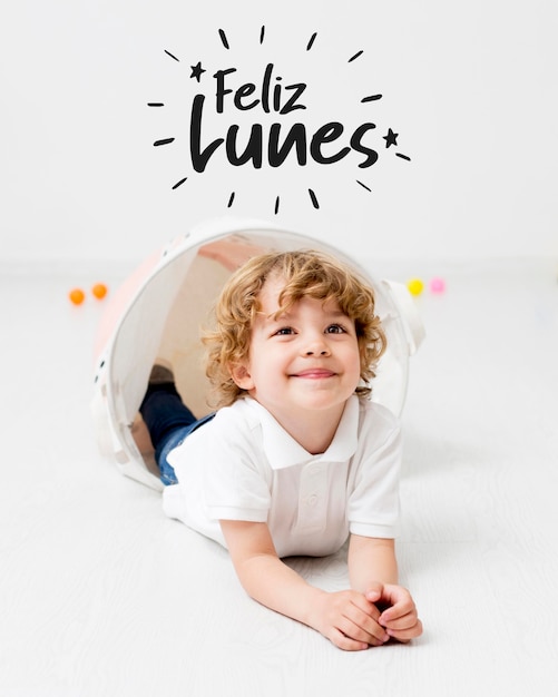 Feliz lunes con el niño sonriente