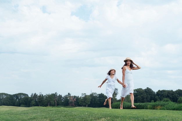 Feliz madre e hija caminando al aire libre