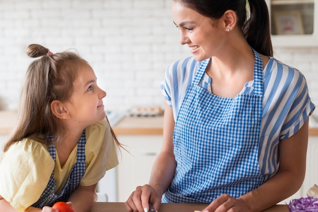 Feliz madre e hija en la cocina