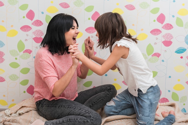 Feliz madre e hija se divierten