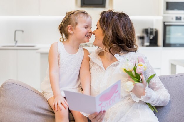 Feliz madre e hija divirtiéndose en casa