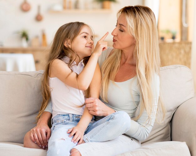 Feliz madre e hija pasar tiempo juntos en casa