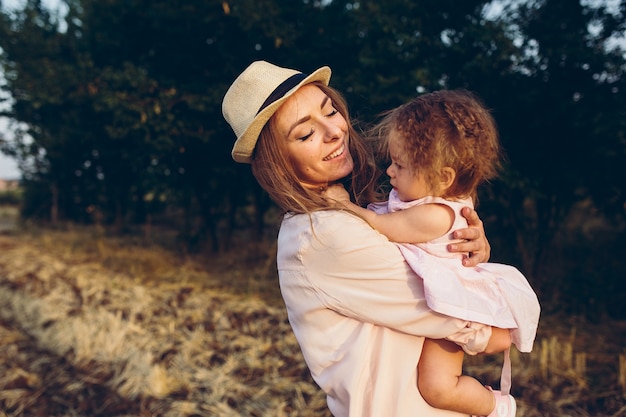 Feliz madre e hija riendo juntos al aire libre