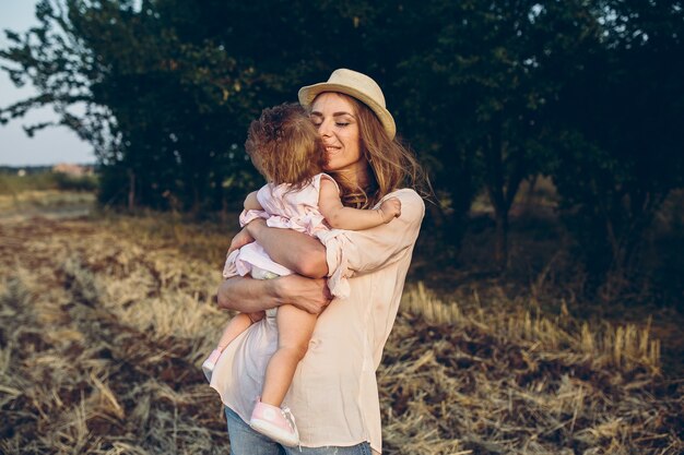 Feliz madre e hija riendo juntos al aire libre