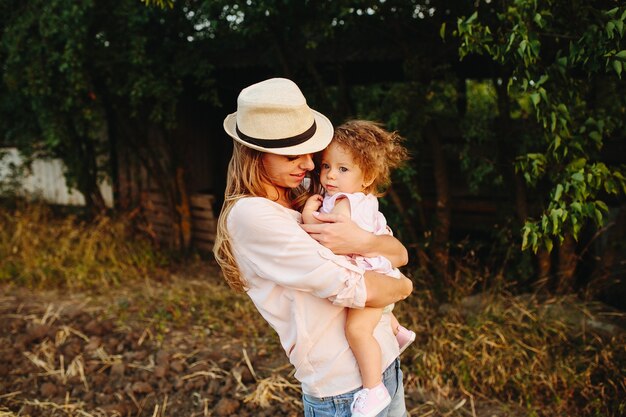 Feliz madre e hija riendo juntos al aire libre