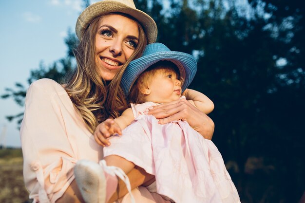 Feliz madre e hija riendo juntos al aire libre