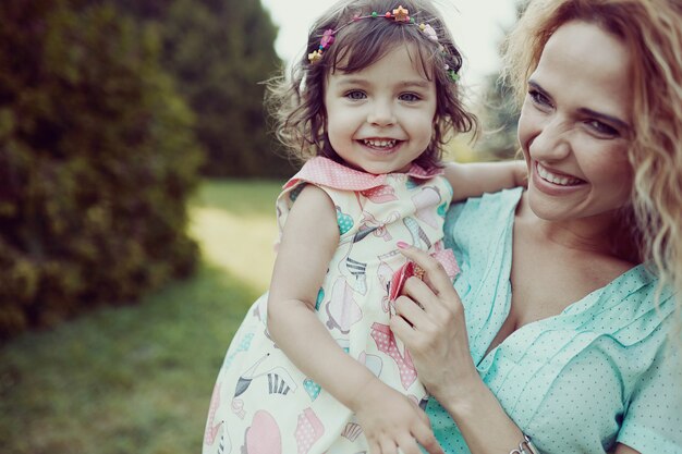 Feliz madre e hija riendo juntos al aire libre