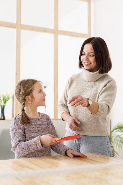 Foto gratuita feliz madre e hija tiro medio