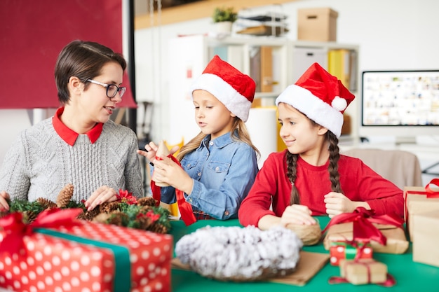 Feliz madre e hijas con regalos de Navidad