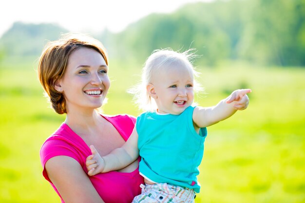 Feliz madre e hijo en el campo - retrato al aire libre