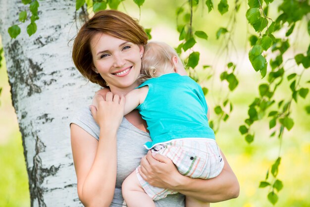 Feliz madre e hijo en el campo - retrato al aire libre