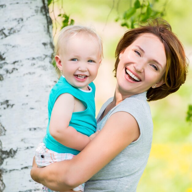 Feliz madre e hijo en el campo - retrato al aire libre