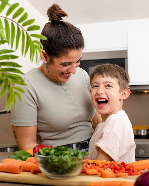 Foto gratuita feliz madre e hijo en cocina tiro medio