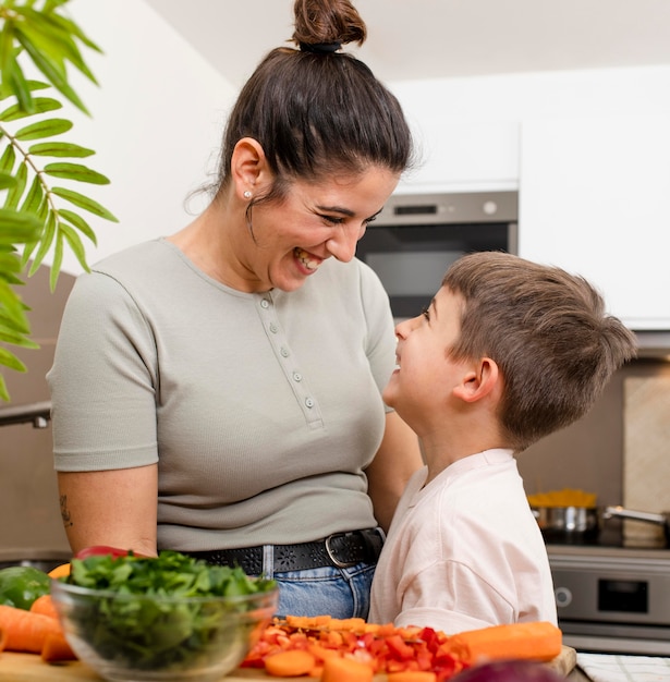 Foto gratuita feliz madre e hijo en la cocina